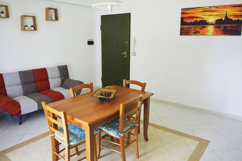 A seating area at Appartamento CasaSoleMare Fondachello