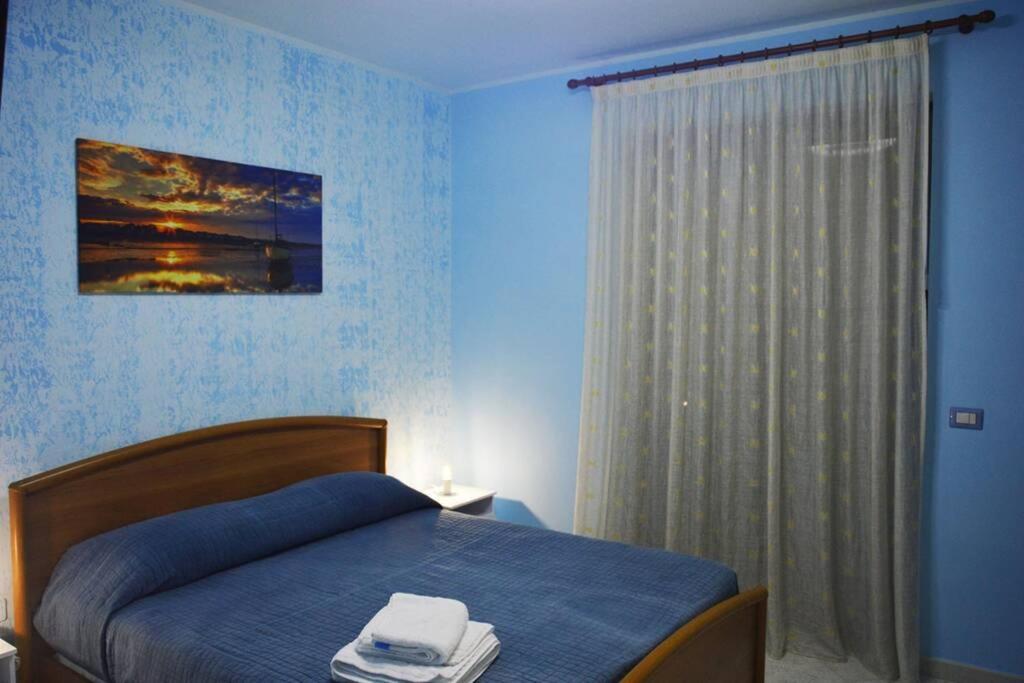 A bed or beds in a room at Appartamento CasaSoleMare Fondachello
