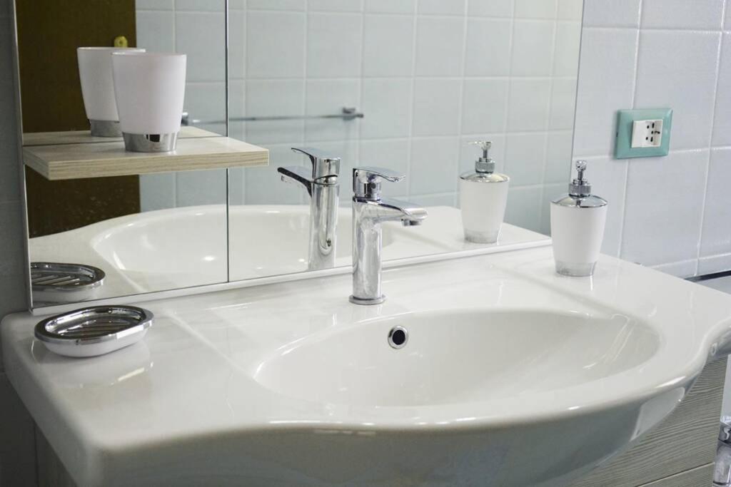 A bathroom at Appartamento CasaSoleMare Fondachello