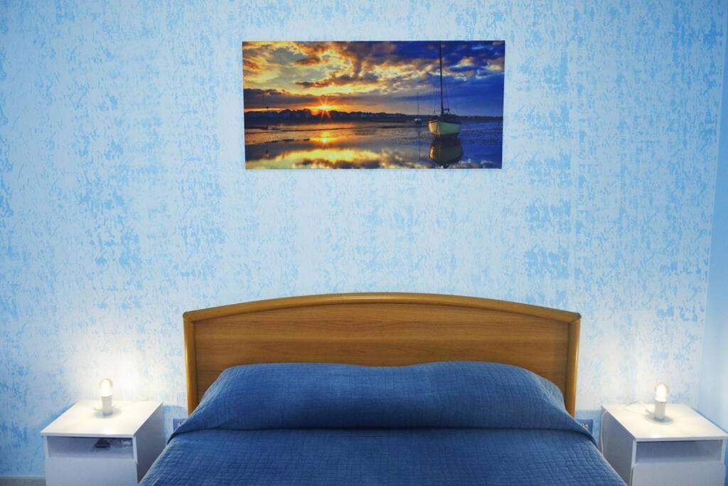 A bed or beds in a room at Appartamento CasaSoleMare Fondachello