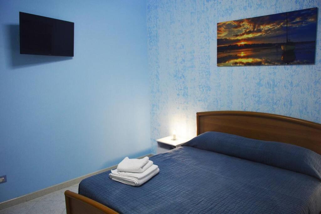 A bed or beds in a room at Appartamento CasaSoleMare Fondachello