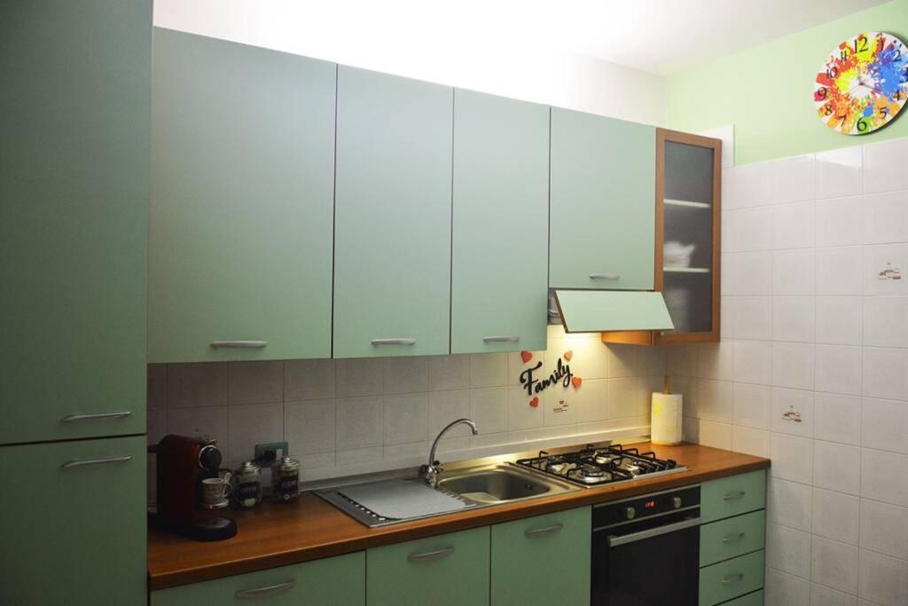 A kitchen or kitchenette at Appartamento CasaSoleMare Fondachello