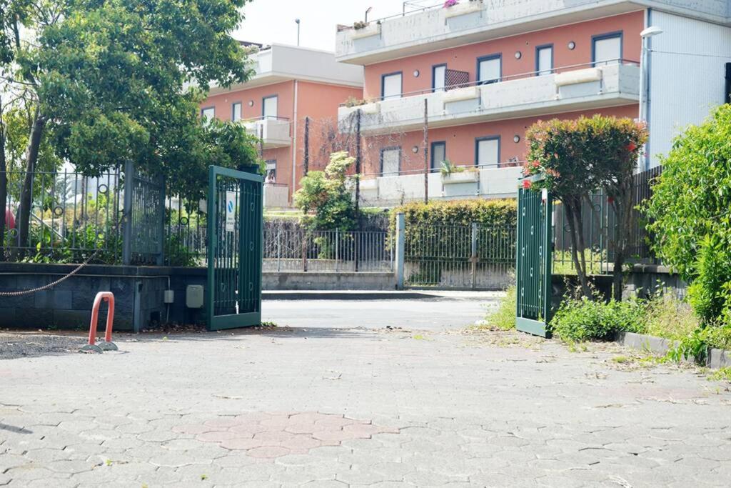 A garden outside Appartamento CasaSoleMare Fondachello
