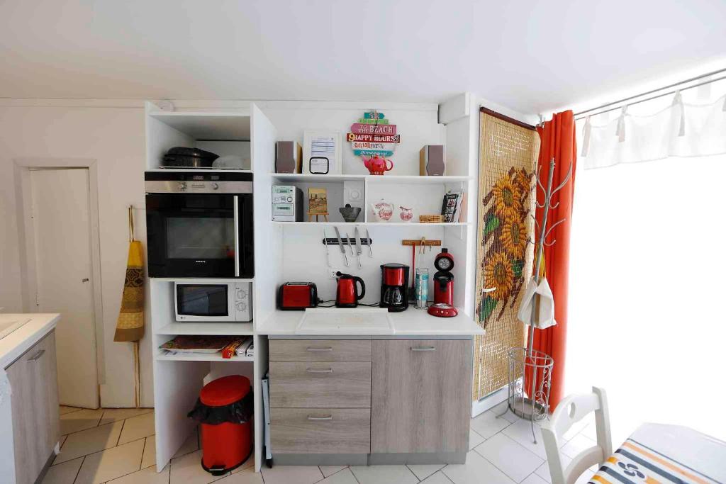 a kitchen with a counter with a microwave and a counter sidx sidx sidx at Le VISCOS à AGOS-VIDALOS in Agos-Vidalos