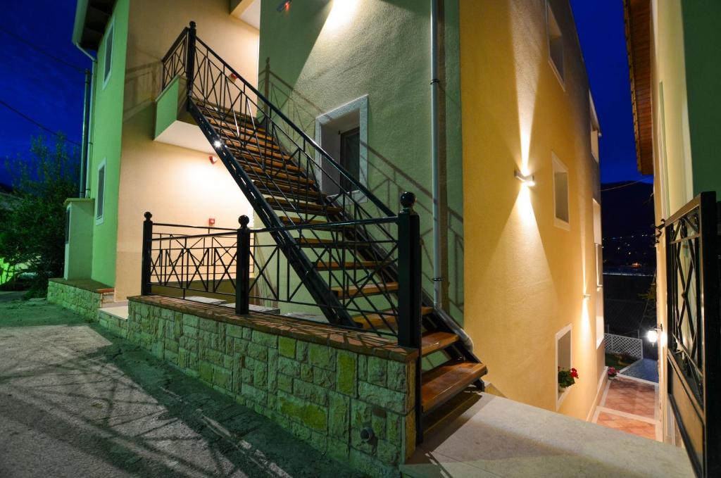 Budova, kde se aparthotel nachází