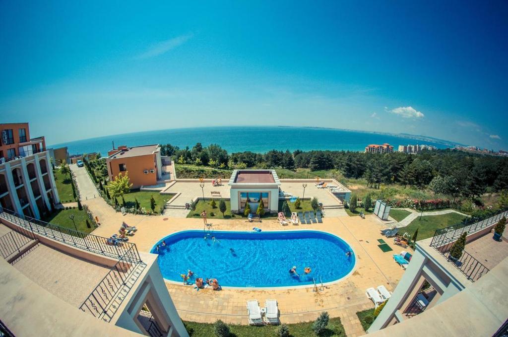 una vista aérea de una piscina en un complejo en Sea Viev apartments in Sea Fort Club Grand Resort en Elenite