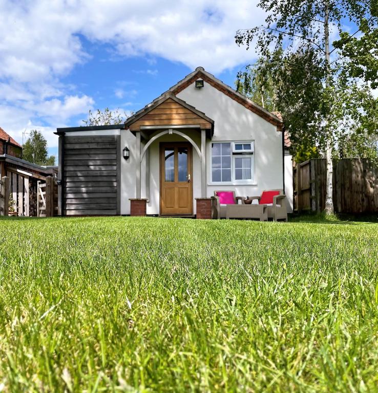 ein Haus mit einem Rasen davor in der Unterkunft Field's Edge in Swinderby