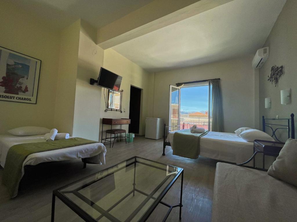 Łóżko lub łóżka w pokoju w obiekcie Nafplia Hotel