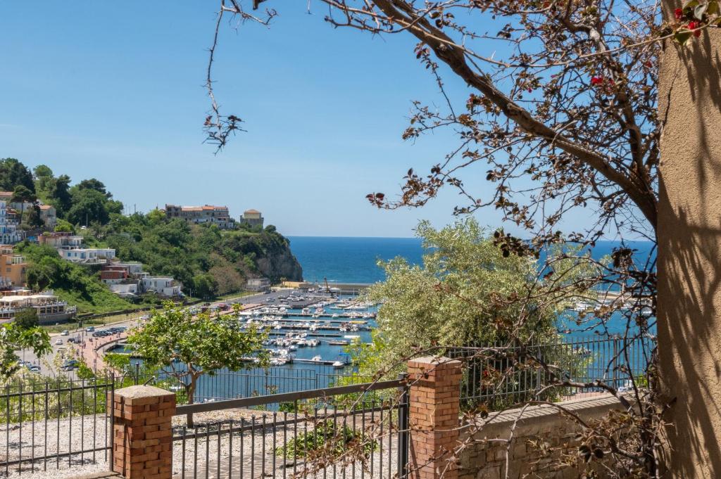 widok na przystań z domu w obiekcie Casamia w Agropoli