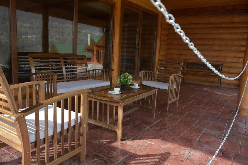 Patio nebo venkovní prostory v ubytování Complex turistic Traisteni din Valea Doftanei