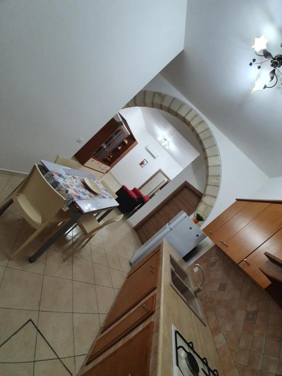 vista sul soffitto di una cucina con tavolo e sedie di Casa vacanza Corallo a Castellammare del Golfo