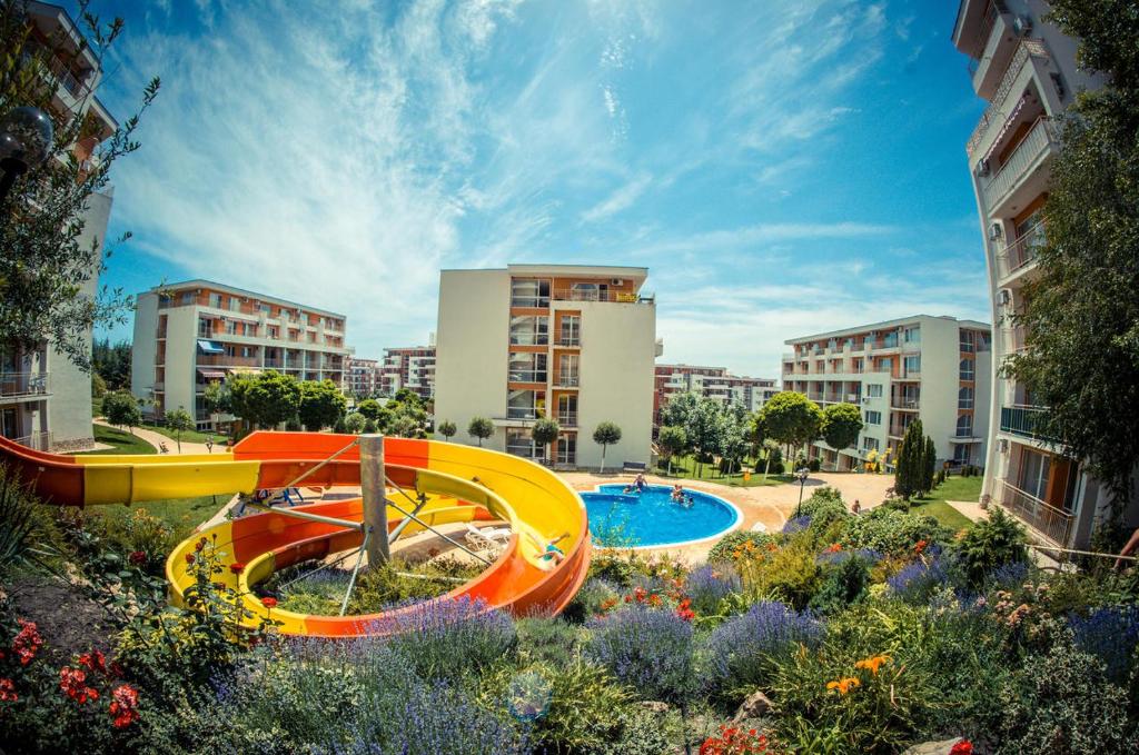 um resort com piscina e escorrega em Crown Imperial Fort Grand Resort em Elenite