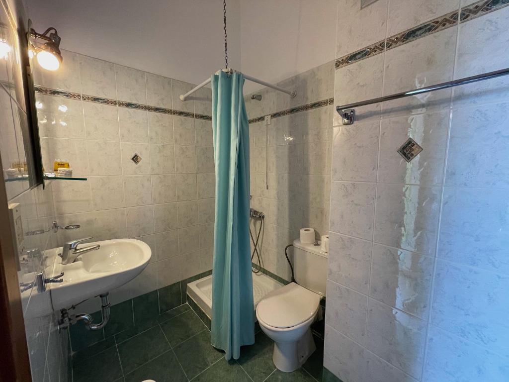 łazienka z toaletą, umywalką i prysznicem w obiekcie Nafplia Hotel w Nauplionie