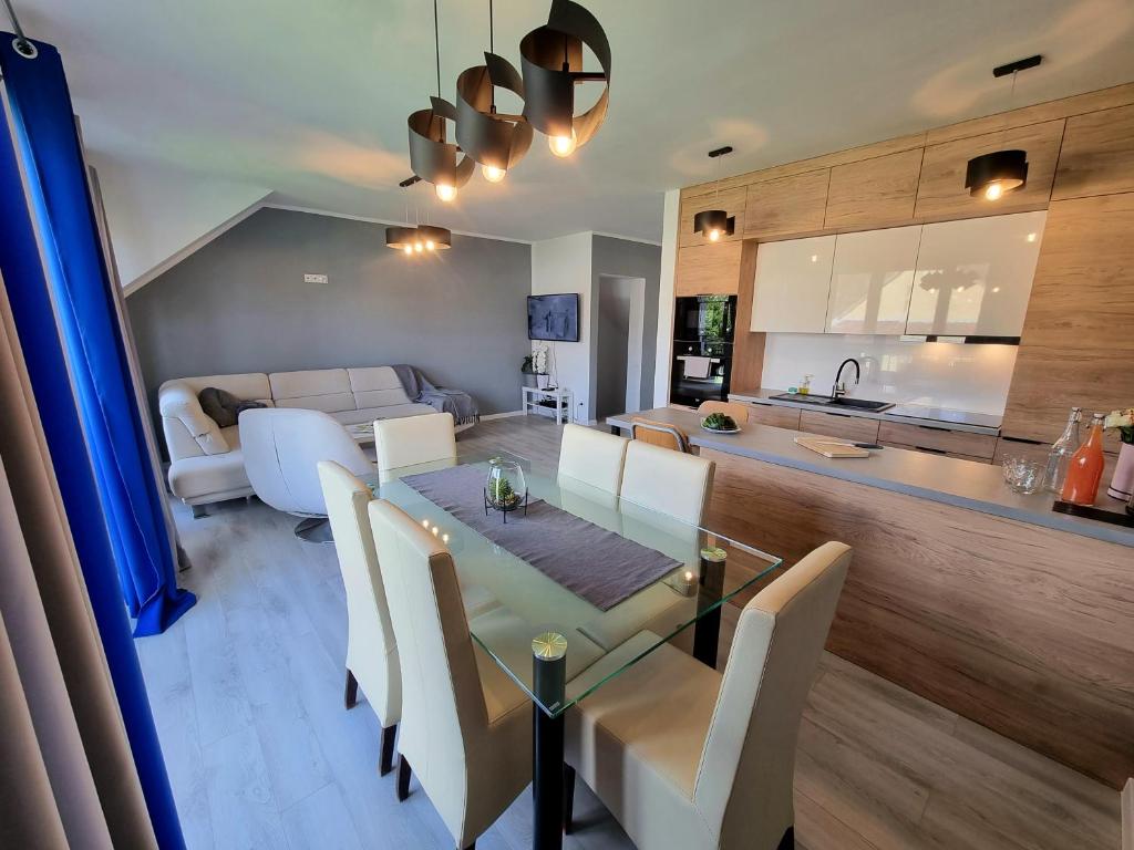 Kuchyňa alebo kuchynka v ubytovaní Domek pod świerkami - "Apartamenty świerkowe"