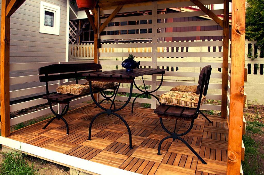 Patio nebo venkovní prostory v ubytování Domek nad jeziorem, a morze w gratisie