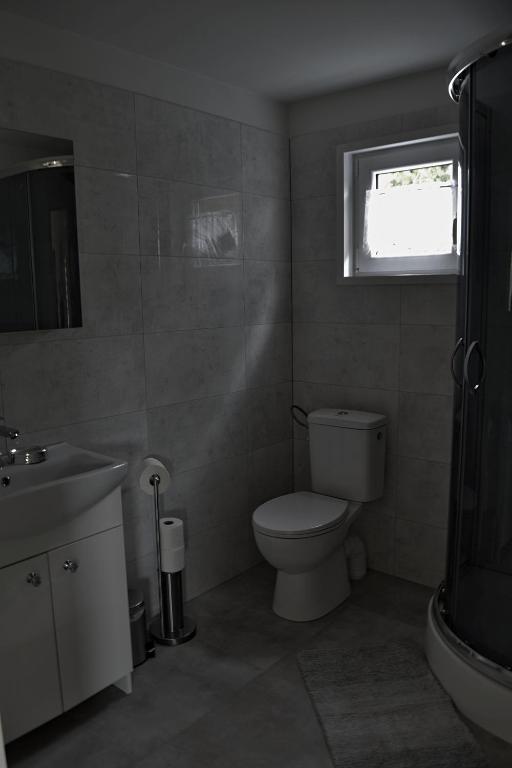 Koupelna v ubytování Domek nad jeziorem, a morze w gratisie