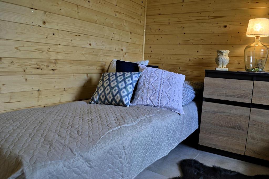 מיטה או מיטות בחדר ב-Domek nad jeziorem, a morze w gratisie