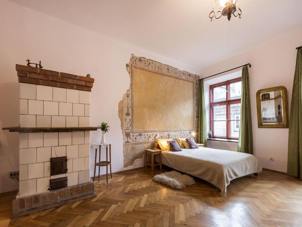 1 dormitorio con 1 cama y chimenea en Nicholas Studio, en Cracovia