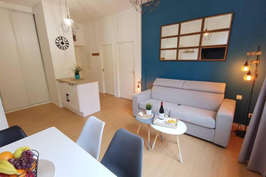 un soggiorno con un divano e un tavolo di NOUVEAU ! MAGNIFIQUE T2 FACE AUX THERMES ad Aulus-les-Bains