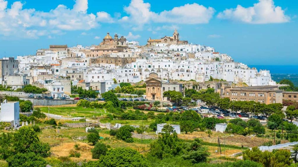 vista su una collina con edifici bianchi di Casa Flavia a Ostuni