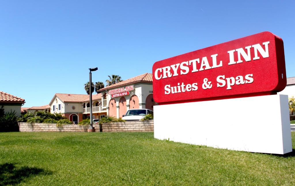 una señal roja frente a un edificio con una casa en Crystal Inn Suites & Spas en Inglewood