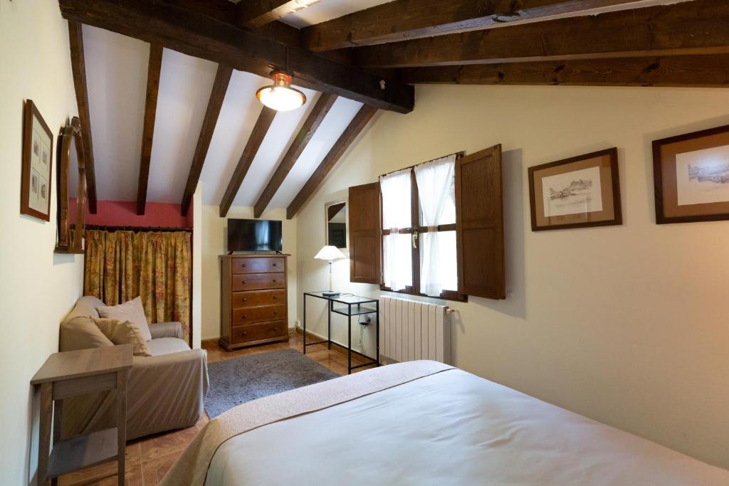 Postel nebo postele na pokoji v ubytování Hotel Rural El Caserón