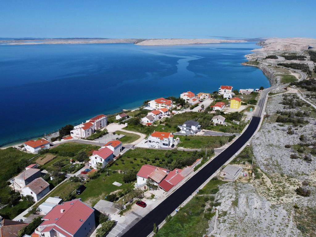 uma vista aérea de uma aldeia na costa de uma massa de água em Apartmani Stanka & Joso em Ražanac