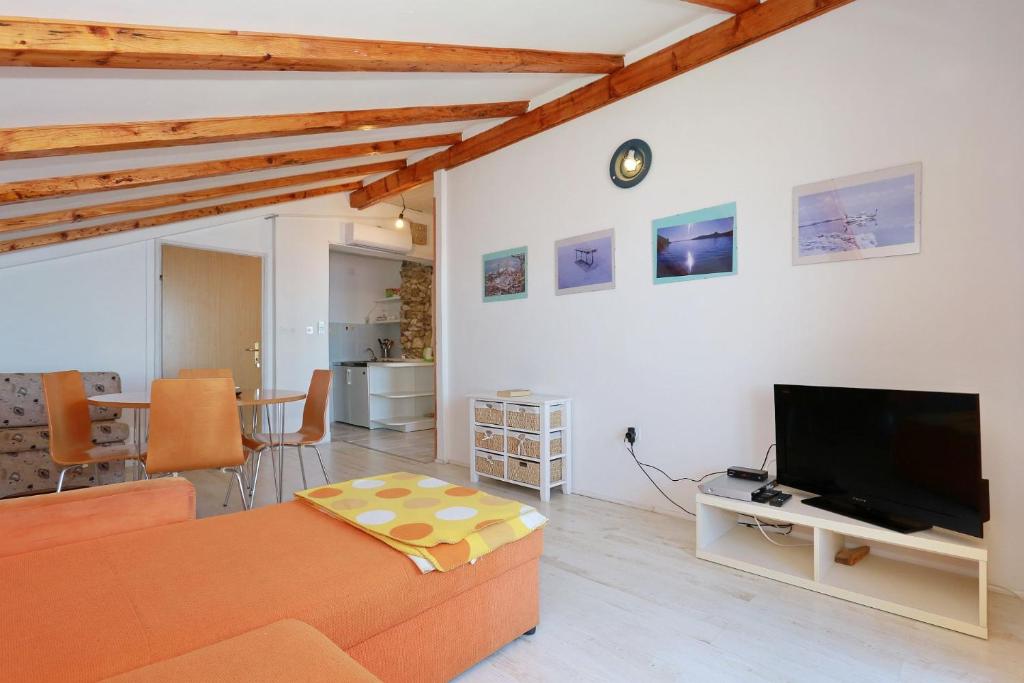 Televízia a/alebo spoločenská miestnosť v ubytovaní Apartmani Stanka & Joso