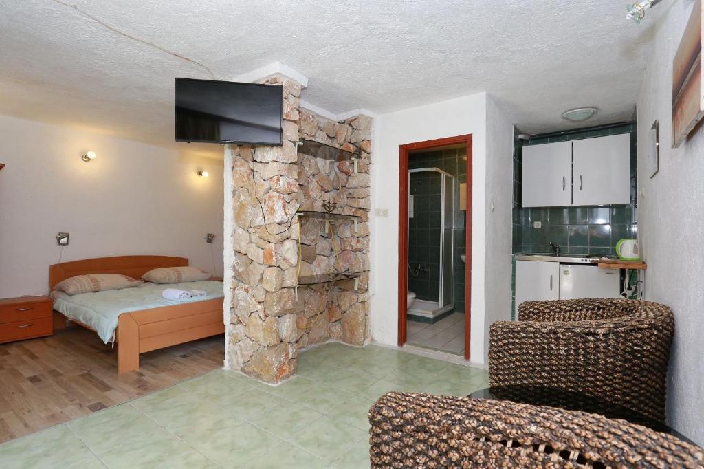 Televízia a/alebo spoločenská miestnosť v ubytovaní Apartmani Stanka & Joso