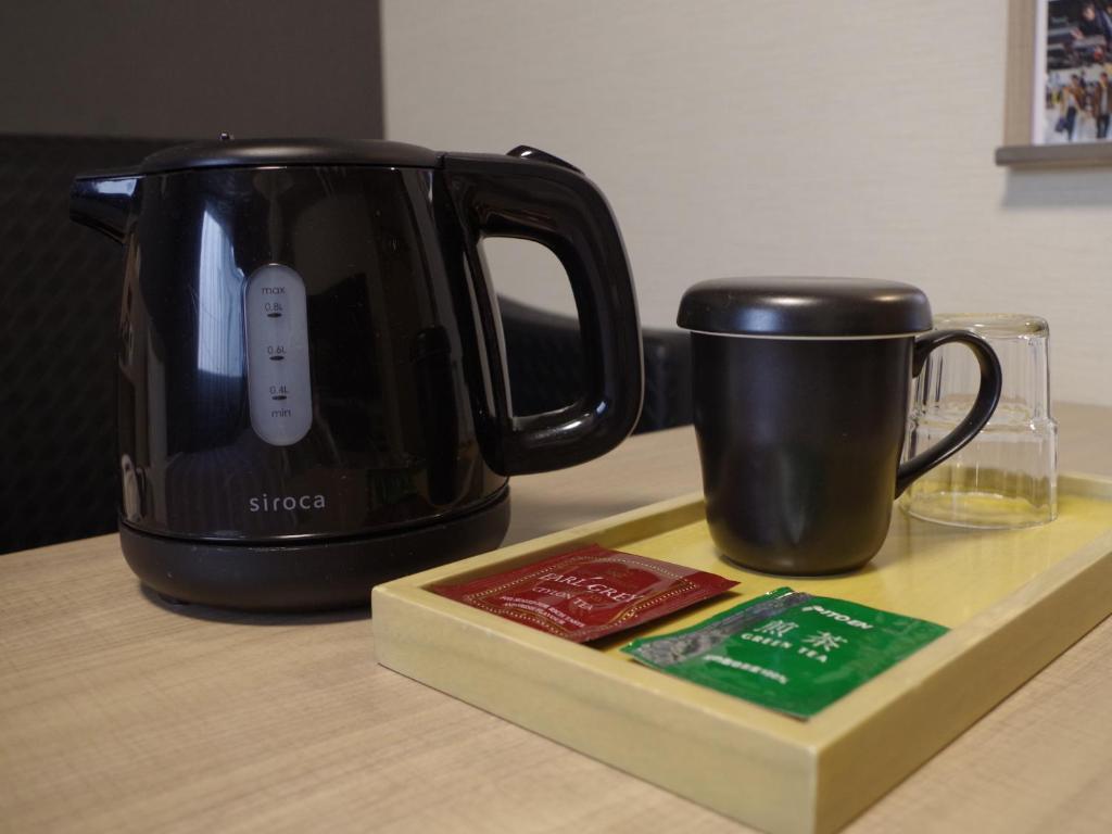 Příslušenství pro přípravu čaje a kávy v ubytování Hotel Route Inn Osaka Izumi -Kishiwada Izumi Inter-