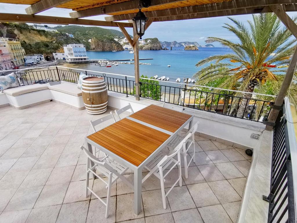 uma mesa e cadeiras numa varanda com vista para o oceano em Maridea - Madreperla em Ponza