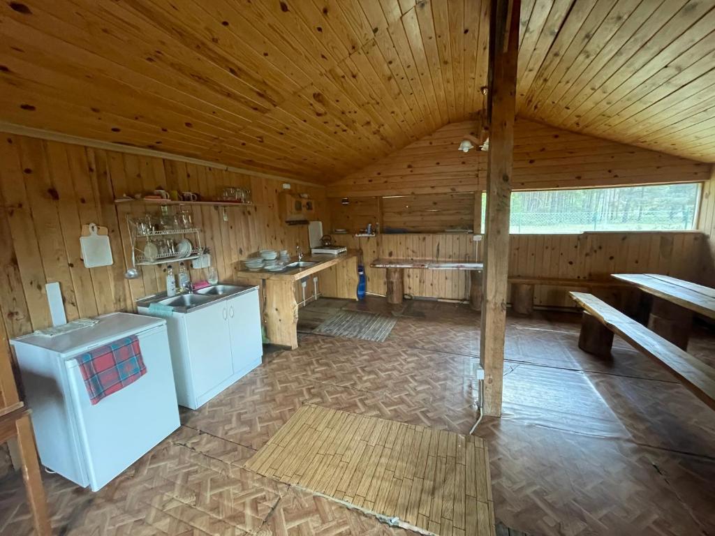 Kuchyňa alebo kuchynka v ubytovaní Duży dom dla 16 osób