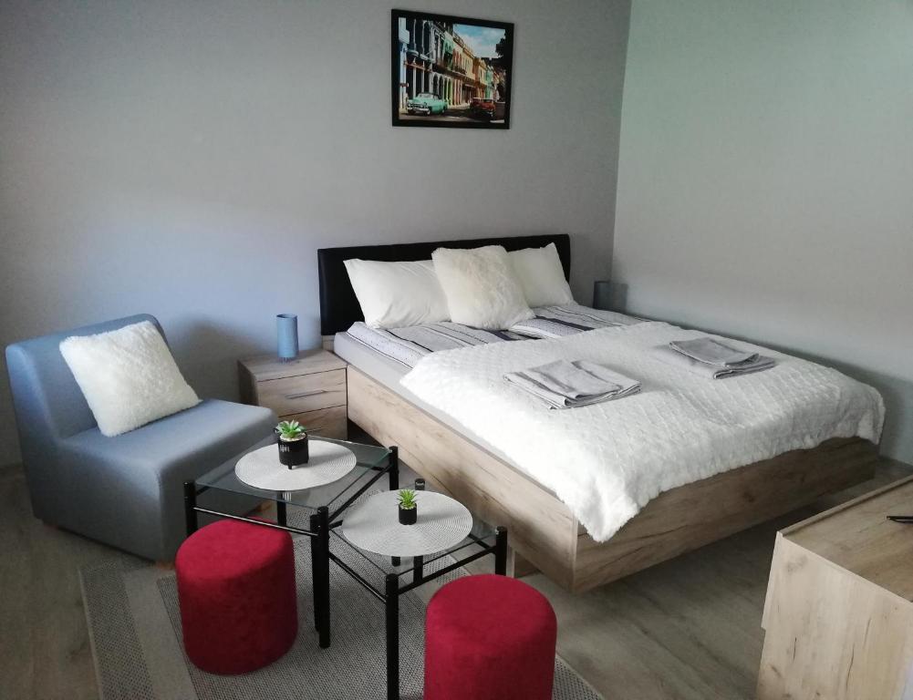 Giường trong phòng chung tại D&D Studio Apartment