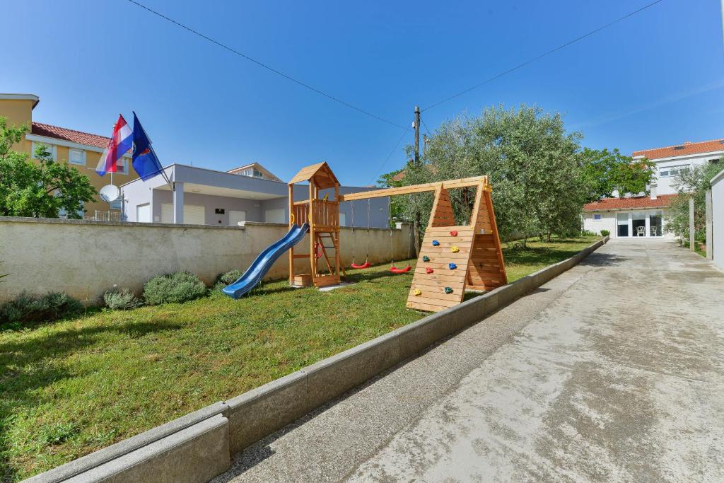 Plac zabaw dla dzieci w obiekcie HACIENDA MIA with pool,BBQ,free parking