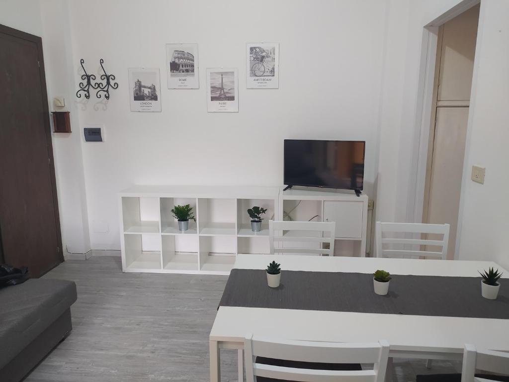 a living room with a table and a tv at CLALU_2 - appartamento Senigallia in Senigallia