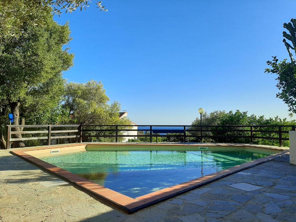 una piscina en medio de un patio en Limone, en Capitana