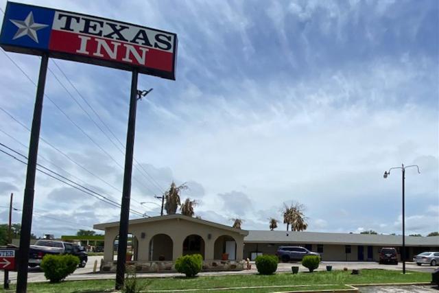 a texas inn sign in front of a building at Texas Inn Seguin in Seguin