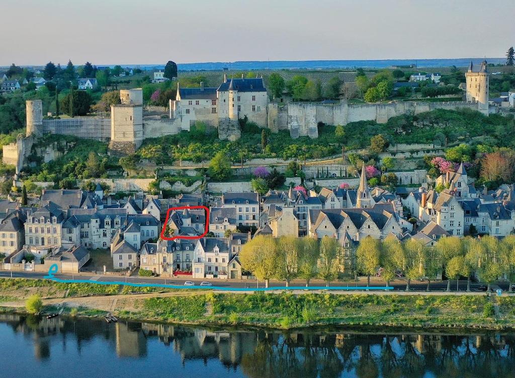 una vista aérea de una ciudad junto a un río en Au Relais Saint Maurice en Chinon