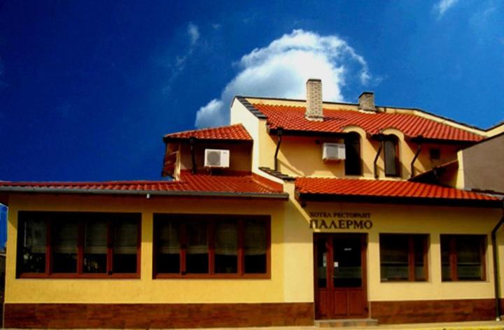 ein großes Gebäude mit rotem Dach in der Unterkunft Family Hotel Palermo in Tutrakan