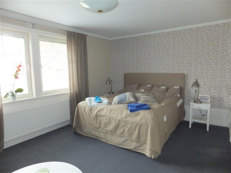 a bedroom with a large bed in a room at Pensionatet i Mellanfjärden in Mellanfjärden