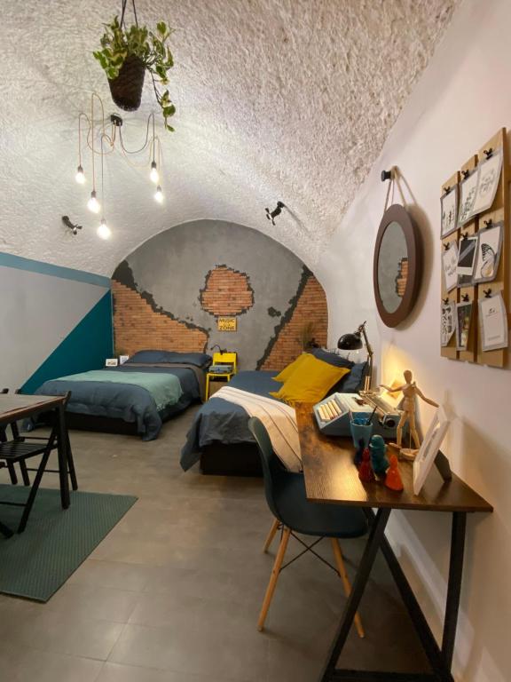 ein Schlafzimmer mit einem Bett und einem Schreibtisch mit einem Schreibtisch in der Unterkunft Casa Velata a Spaccanapoli in Neapel