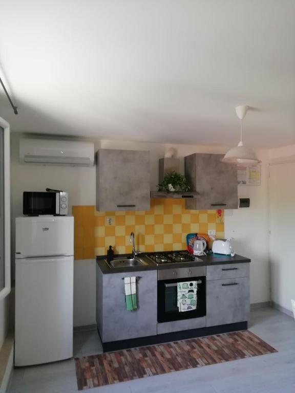 Kuchnia lub aneks kuchenny w obiekcie Villa Lilli 3