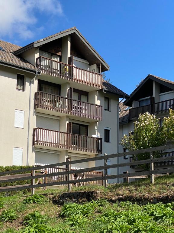 un edificio con balcones y una valla delante de él en Appartement Villard de Lans en Villard-de-Lans