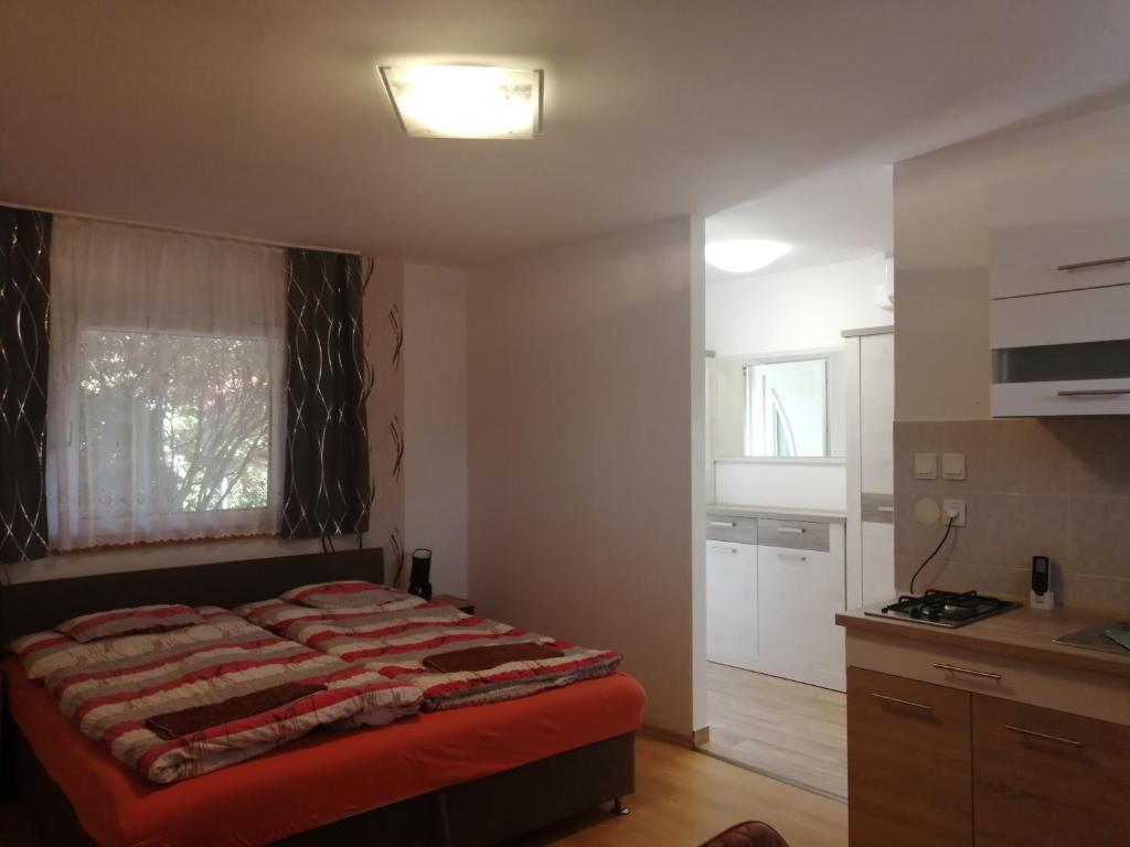 Posteľ alebo postele v izbe v ubytovaní Tünde Apartman