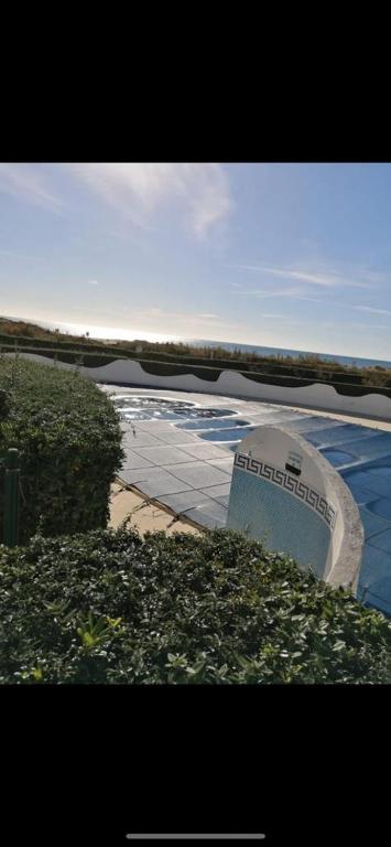 Un bâtiment avec le mot berlin en haut dans l'établissement CALME-APPARTEMENT, à La Grande Motte