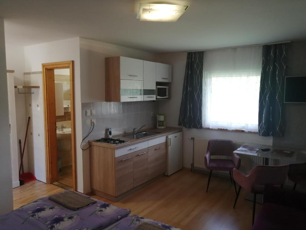 Kuchyňa alebo kuchynka v ubytovaní Tünde Apartman