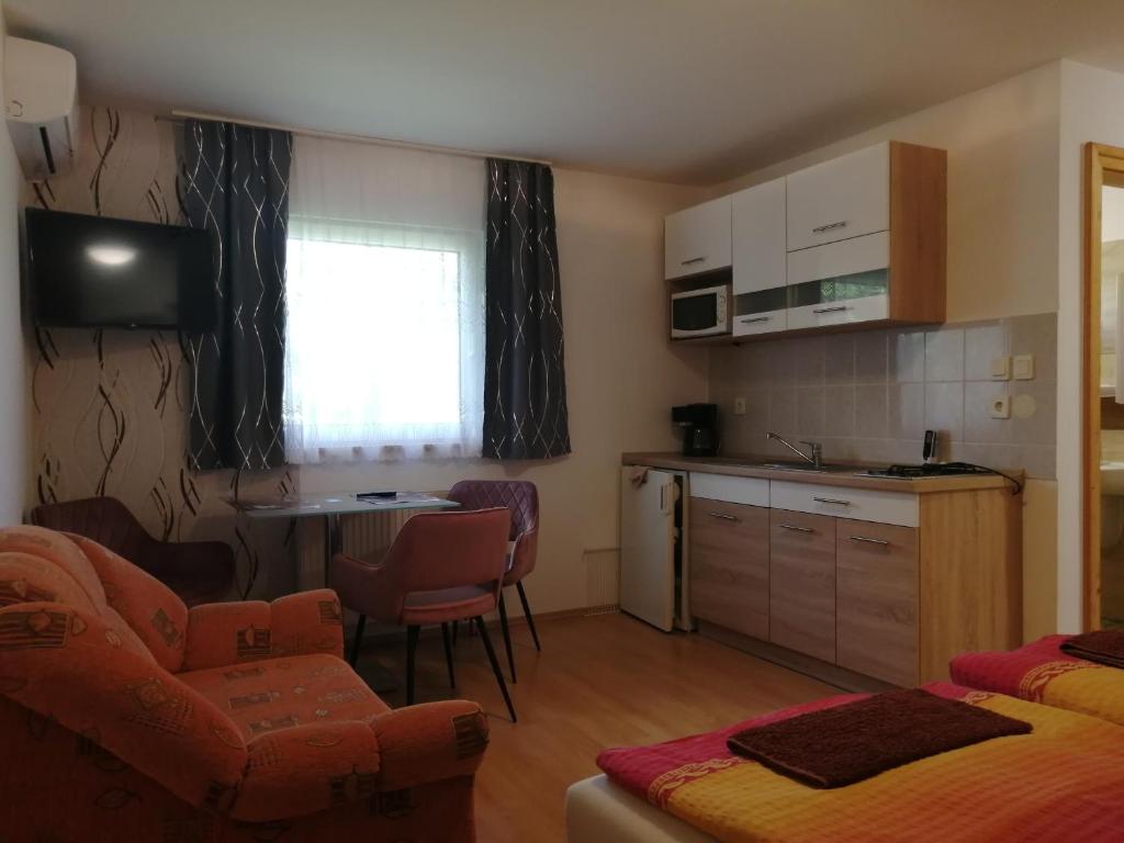 Kuchyňa alebo kuchynka v ubytovaní Tünde Apartman