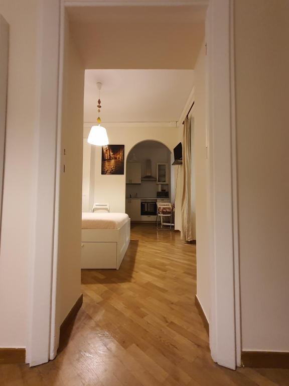 um quarto com uma cama e um corredor com uma mesa em CASA VACANZA COLOSSEO WHOLE HOLIDAY HOME APARTMENT da PAMINO & PRISCILLA em Roma