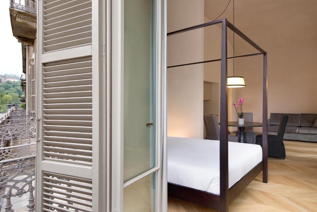 Postel nebo postele na pokoji v ubytování Opera35 Boutique Hotel