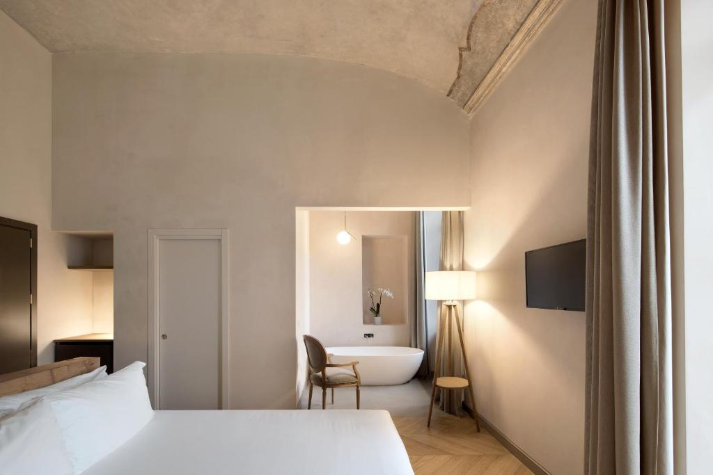 Postel nebo postele na pokoji v ubytování Opera35 Boutique Hotel